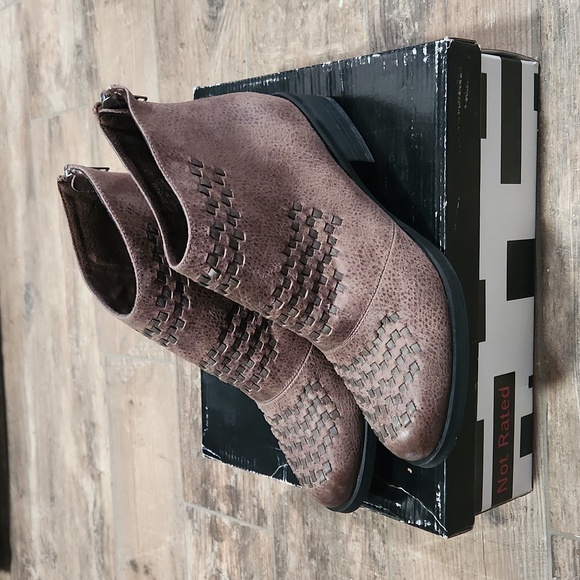 NOT RATED KYLA FAUX LEATHER WOVEN BLOCK HEEL WESTERN ANKLE BOOTIE - Picture 3 of 12